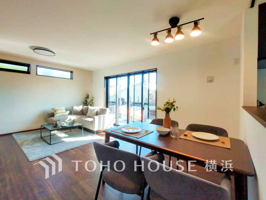 明るく開放的な空間が広がるLDK。室内には豊かな陽光が注ぎ込み、爽やかな住空間を演出。
