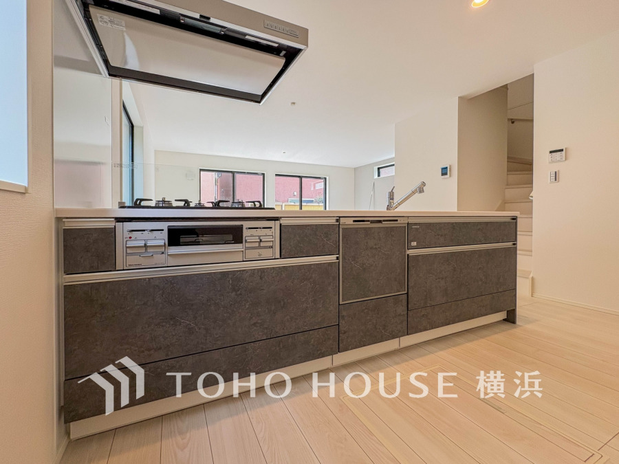 家事動線やリビングとのつながりに配慮し、食事の準備や片付けなどの家事を楽しくするキッチンスペースに仕上げました。毎日使う場所だから気持よく使えて、居心地の良い空間に。