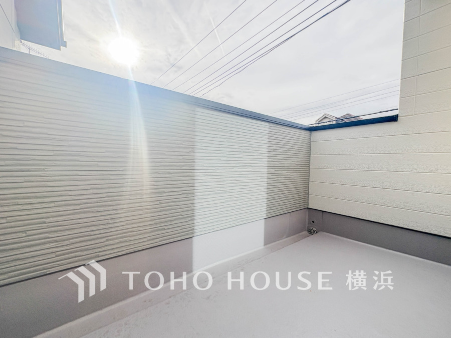 たっぷりの陽光が差し込むバルコニー。健やかな暮らしを守る太陽の恵みを存分に享受できます。爽やかな風と暖かな陽射しが紡ぐハーモニーが日々の暮らしのBGMになることでしょう。