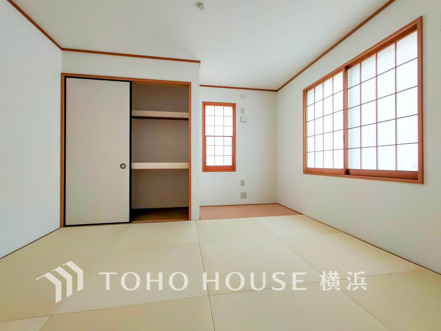 リビング横に設けられたモダンテイストな和室。琉球風畳が敷き詰められた空間にナチュラルカラーのクローゼットが和洋折衷の味わいを添える。障子を介して差し込む柔らかな陽光も、和みの空間を素敵に演出します。 