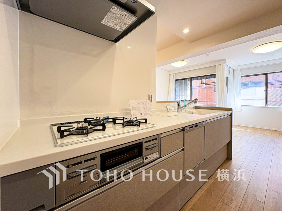 新規交換されたキッチンは、食洗機・浄水器付き。美しさと機能性が一つになったキッチンです。
