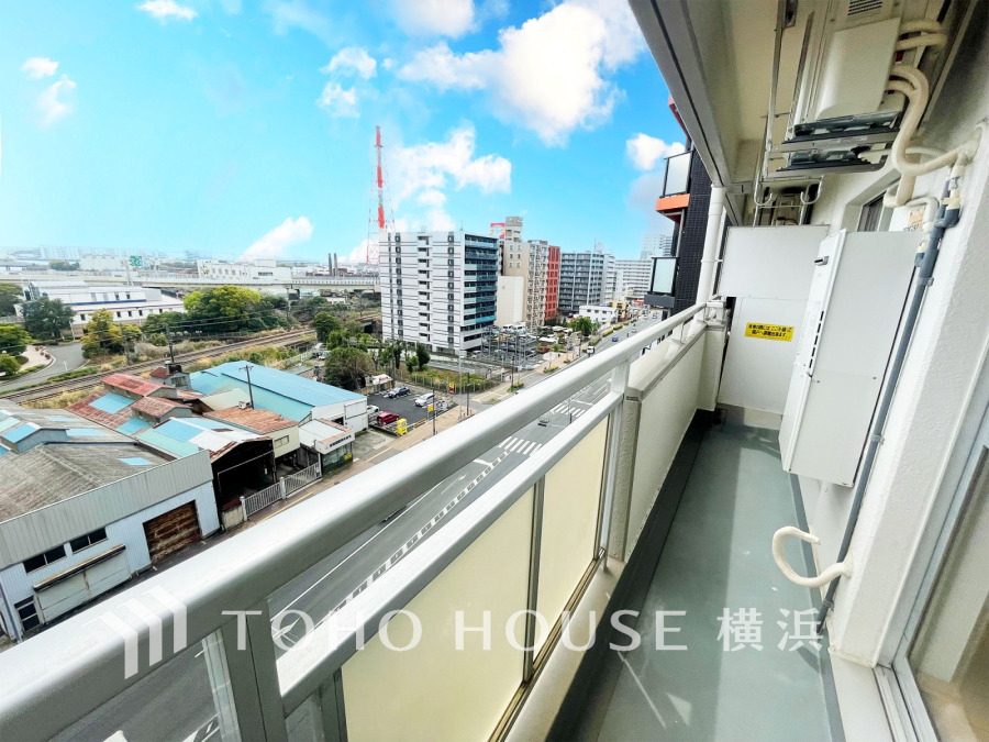 手を伸ばせば、ふれることが出来そうな環境が、そのままインテリアになったような開放的な空間。