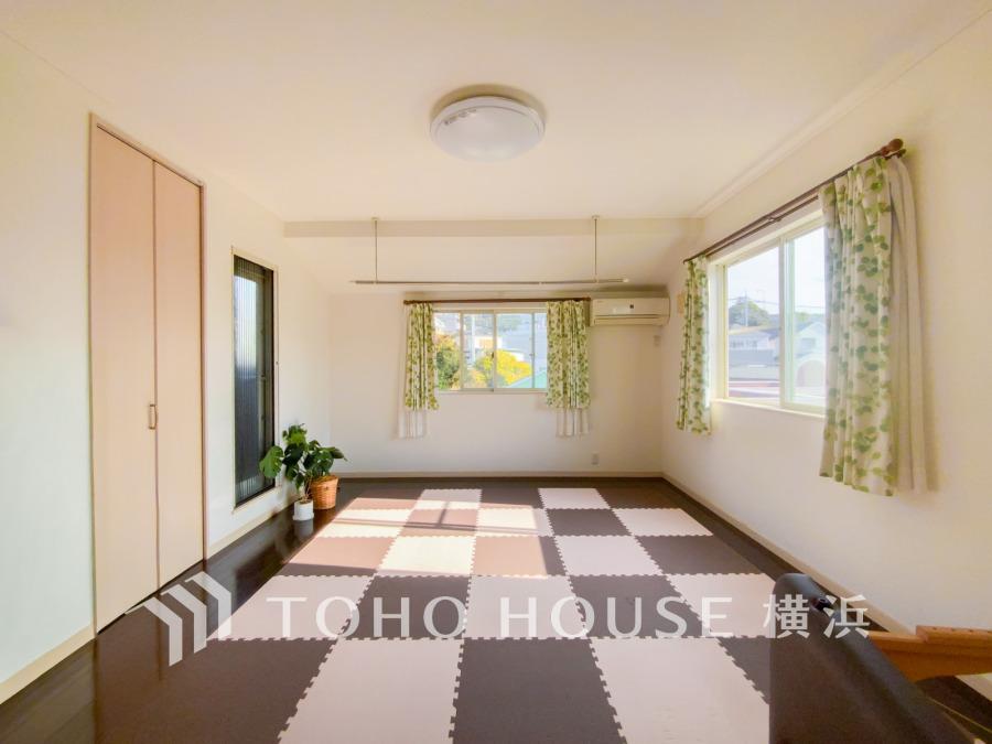 10帖の広さのある明るい洋室。1日の疲れを癒し、心地よく寛げるようゆったりとした広さを確保しています。プライベートタイムをより優雅に穏やかに…。落ち着いた雰囲気を紡ぎます。