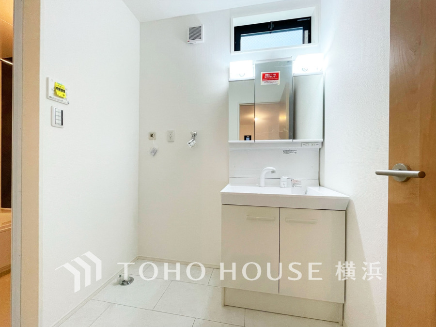 使いやすい機能が備えられた清潔感溢れる洗面空間。収納も充実しています。
