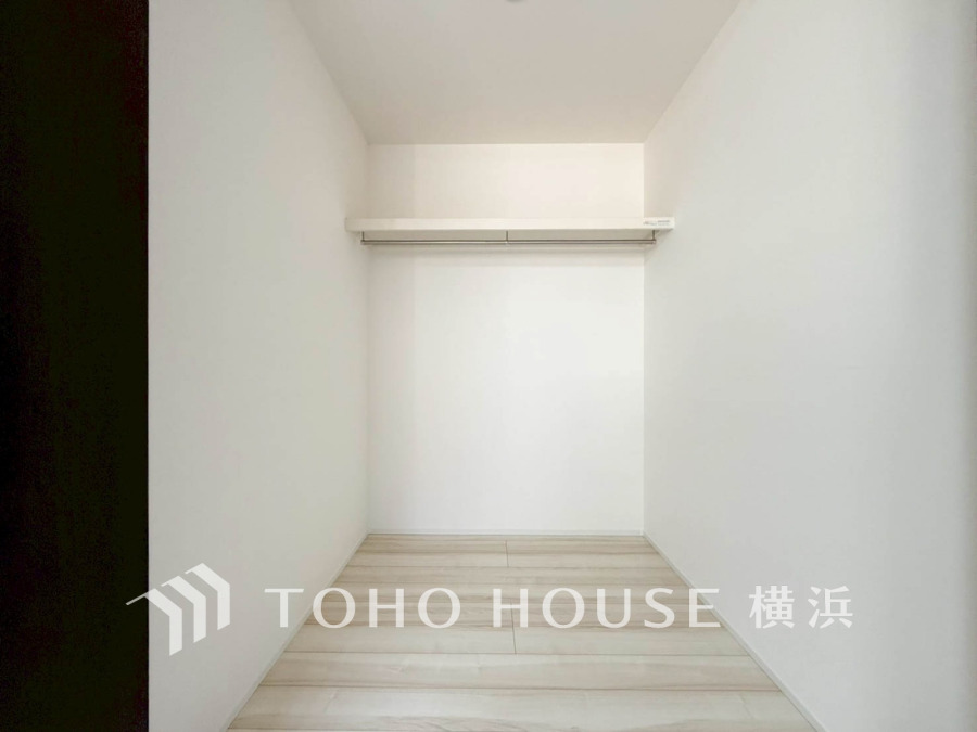 たっぷりとした収納スペース・ウォークインクローゼット。その収納力は是非ご自身の目でお確かめください。冬物のコートやスーツなど、大切なお洋服を皺なく収納できます。