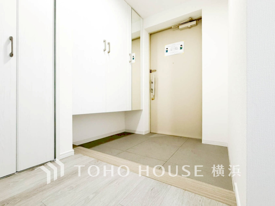 白を基調とした上質感漂う玄関と廊下。居住者の帰り、訪れる方を優しく迎える・安らぎに満ちた生活空間を予感させる。健やかな暮らしを楽しめそう。