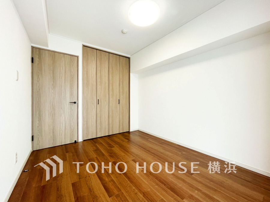 たっぷりの収納を備えた洋室。プライベートな自分時間を快適に過ごせるお部屋です。
