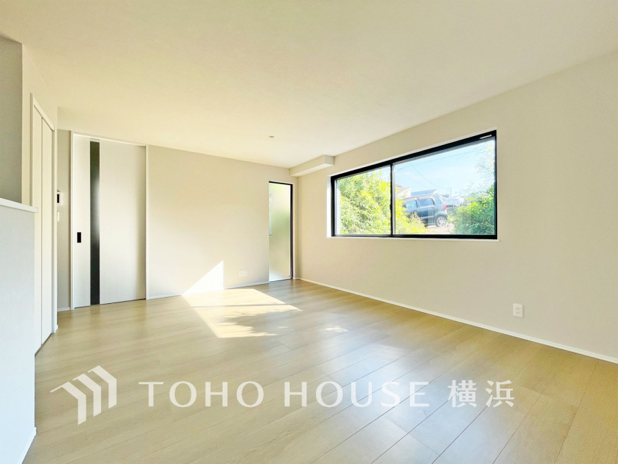 和やかで洗練された空間の演出。寛ぎとコミュニケーションを育む居心地のよい場所。やわらかな陽射しが降り注ぎ、室内に開放感と爽快感をもたらします。