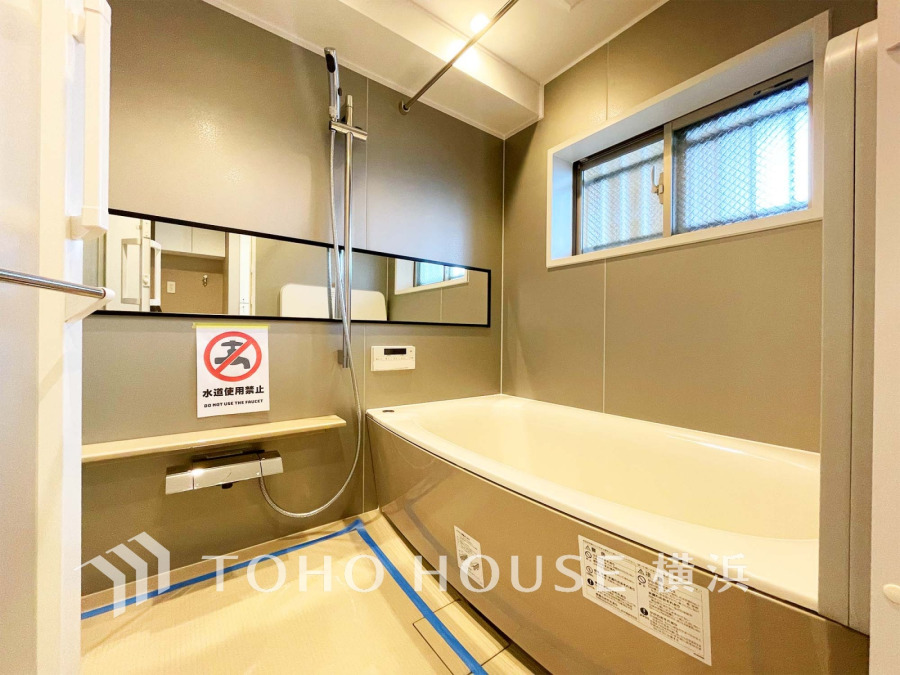 落ち着いた色調の浴室は広々としたバスタブと大きな鏡で快適なリラックスタイムを実現します。