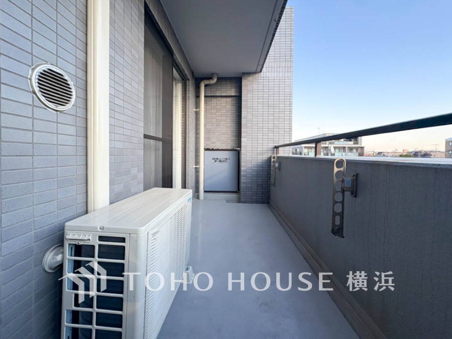 暮らしの中で光と風を演出してくれるバルコニー、見事なまでの開放的な空間を演出しながら、プライベート性も確保された空間は我が家の自慢。