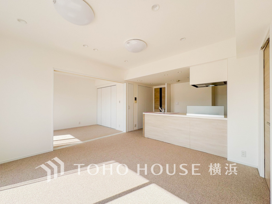 家族と過ごすひと時を溢れる光が優しく包み込むリビングダイニング。家族とともに、心穏やかに過ごすひととき。家族との時間、自分の時間を大切にできる空間がここにあります。