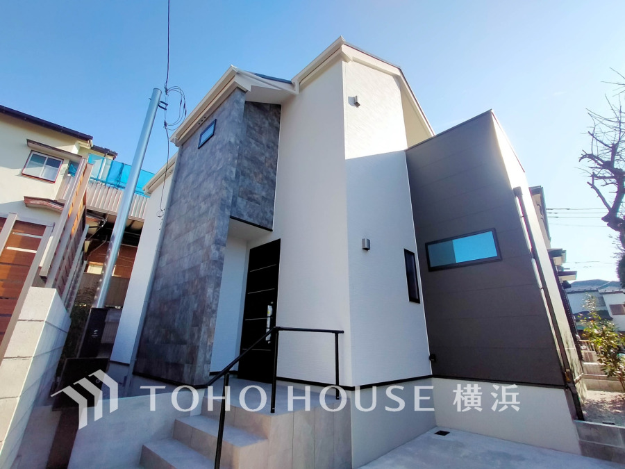 住む人を映し出す洗練された佇まいは、いつまでも輝き続けながらいつしか街の風景に溶け込んでいきます。