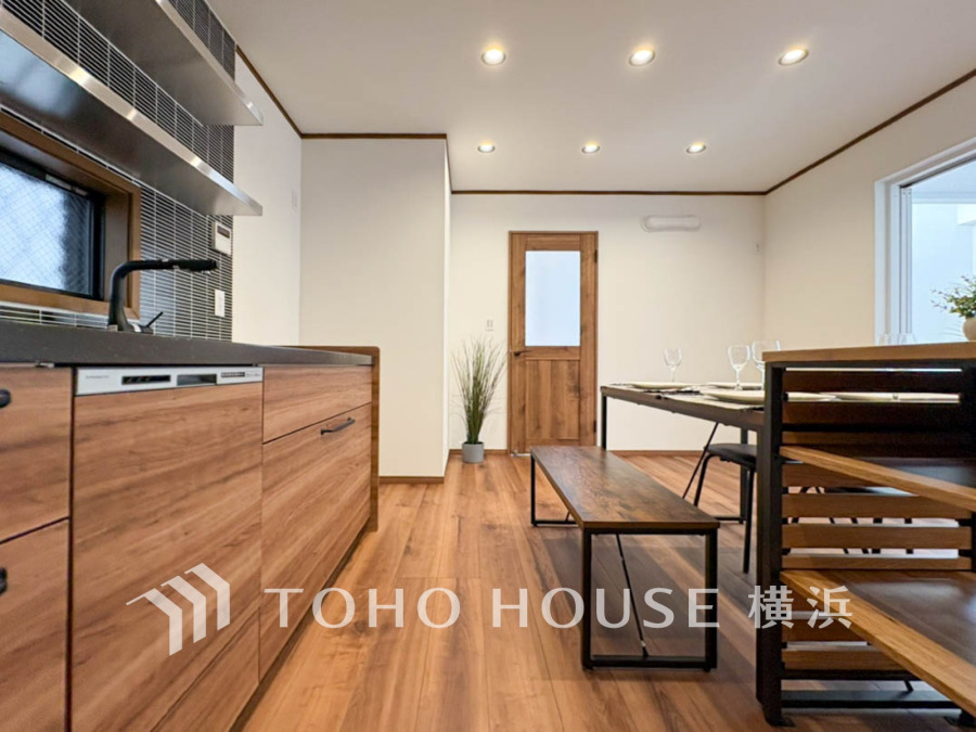 プライベートスペースを彩るインテリアとしての美と、快適な日常を支える機能性と強さがひとつになったキッチンです。開放的でゆとりある空間で、是非自慢の腕を振るって下さい☆