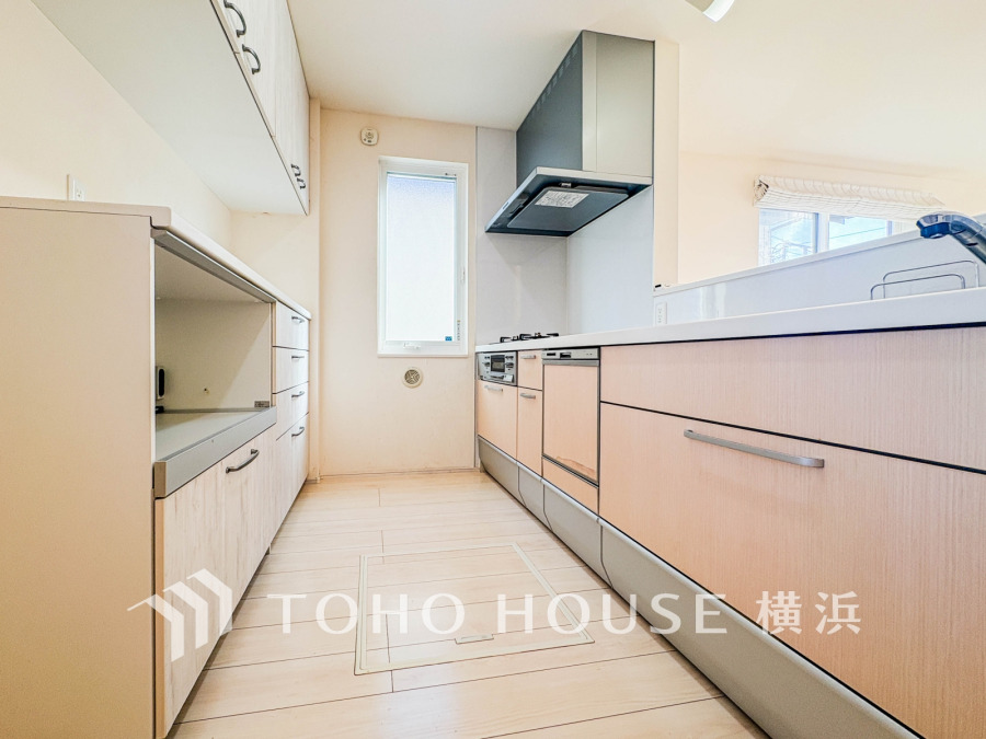 スタイリッシュな対面キッチンを採用。キッチンからリビングが見渡せるので、お子様を安心して遊ばせながら家事ができますね！リビング学習をするお子様にも声がかけやすい自然な距離感です。