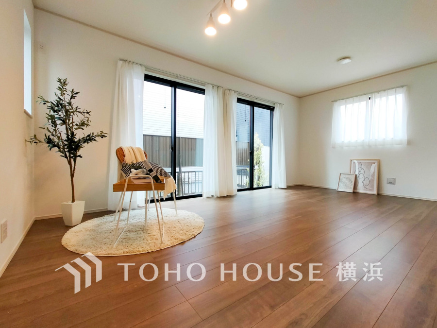 豊かな光が床材を照らしだすひと時、この場所には落ち着きと上質な空気感が流れます。ご家族やお友達との時間など、多くの時を刻む空間。何気なく過ぎる時でさえも上質なひと時となる快適な空間を目指して。