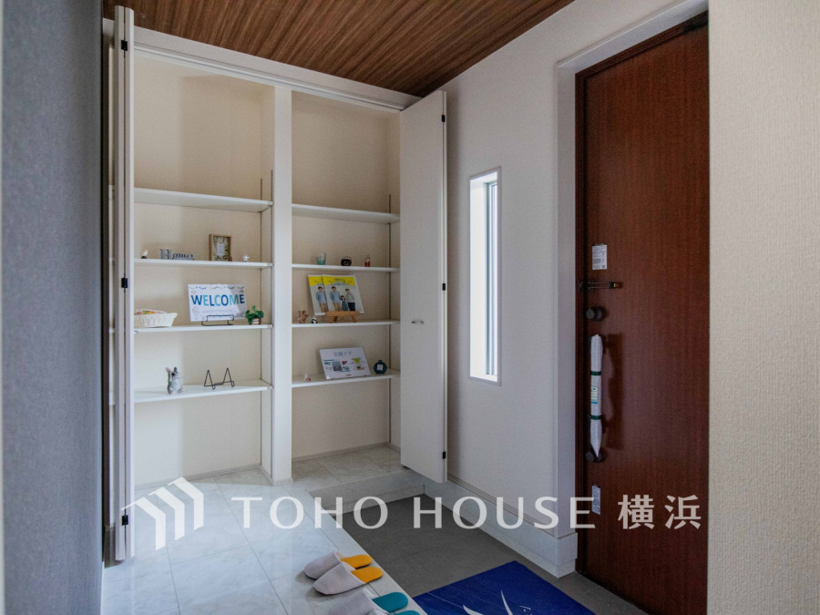 お客様をお迎えする玄関は落ち着いた雰囲気。帰り着くたびに洗練されたテイストの空間に迎えられ誇りと喜びを感じる玄関まわりです。