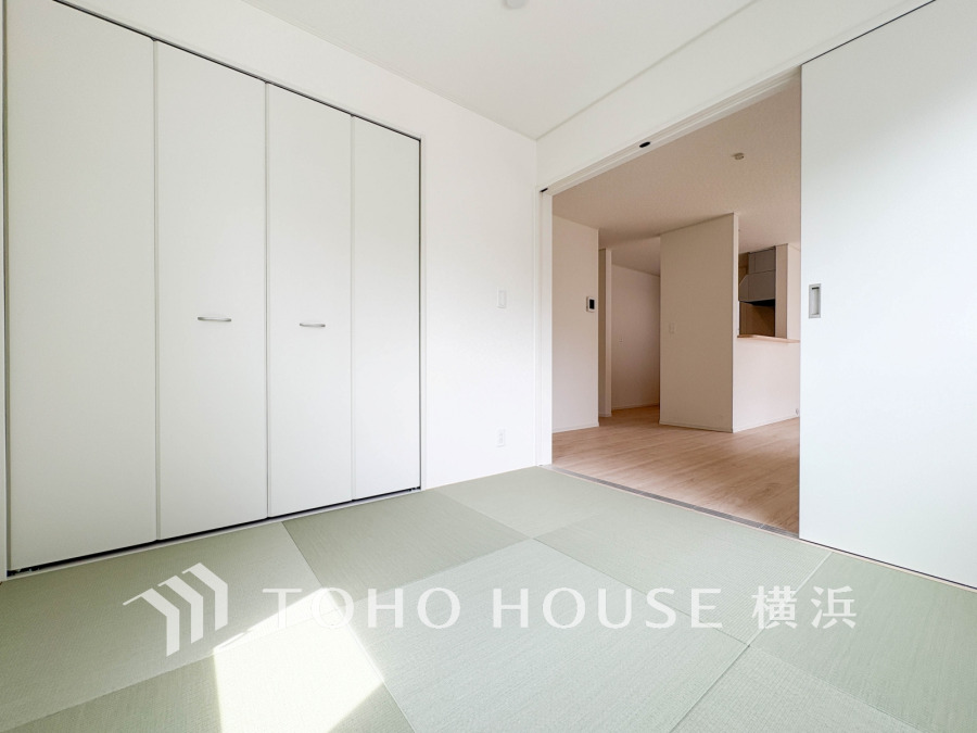 リビングに隣接する4.5帖の和室は開け放して、開放的に利用することも可能です。