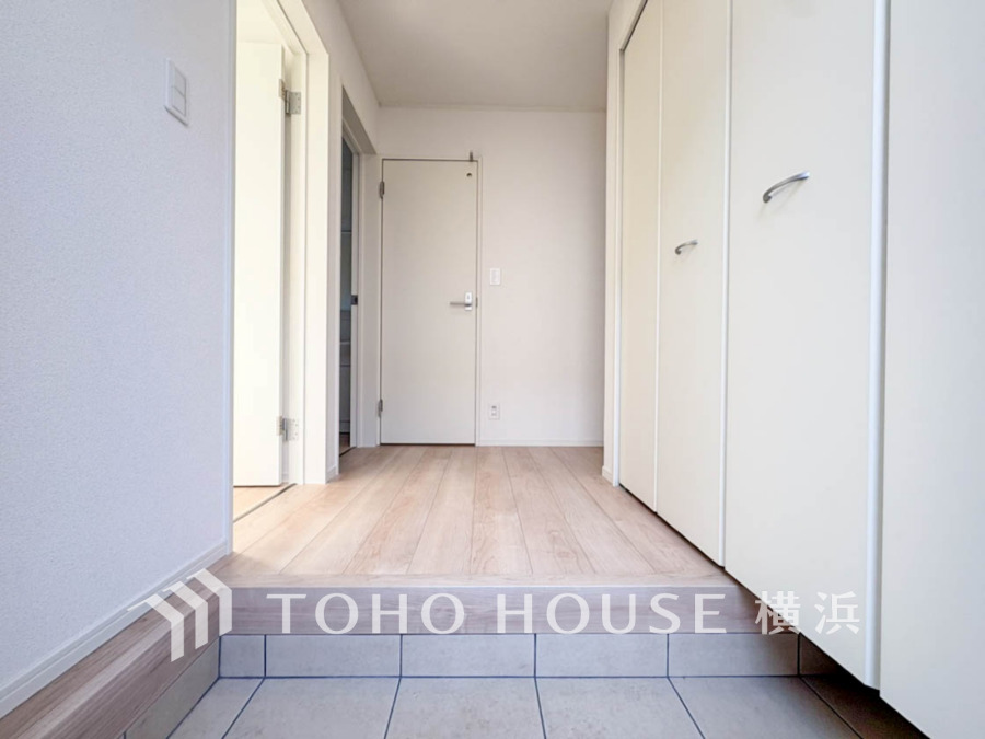 明るく清潔感のある玄関ホール。大容量の収納で靴や小物もすっきり片付き、快適な住まいの第一歩を演出します。