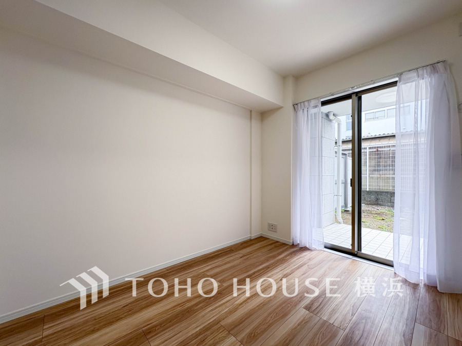 穏やかな風と陽光を導き、プライバシーに配慮された設計プランを採用し、居住性を一段と心地よいものにしています。明るく開放的な空間を演出しております。