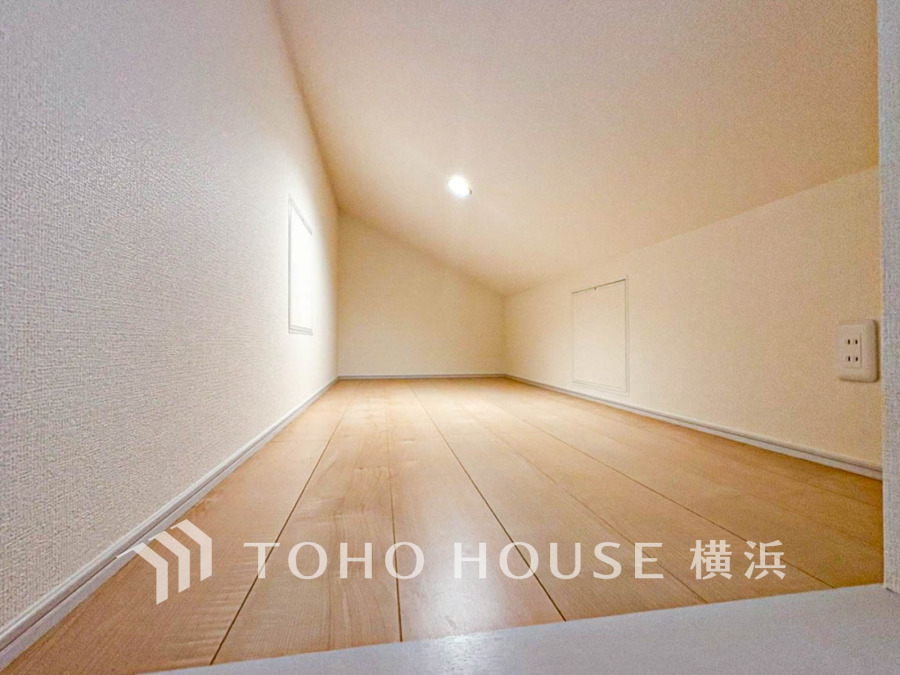 2階の洋室の上空には、ロフトがございます。大容量なので、すぐには使わないものや思い出物、季節のものなどたっぷりと収納できるので、室内は無駄なくスッキリさせておけます。
