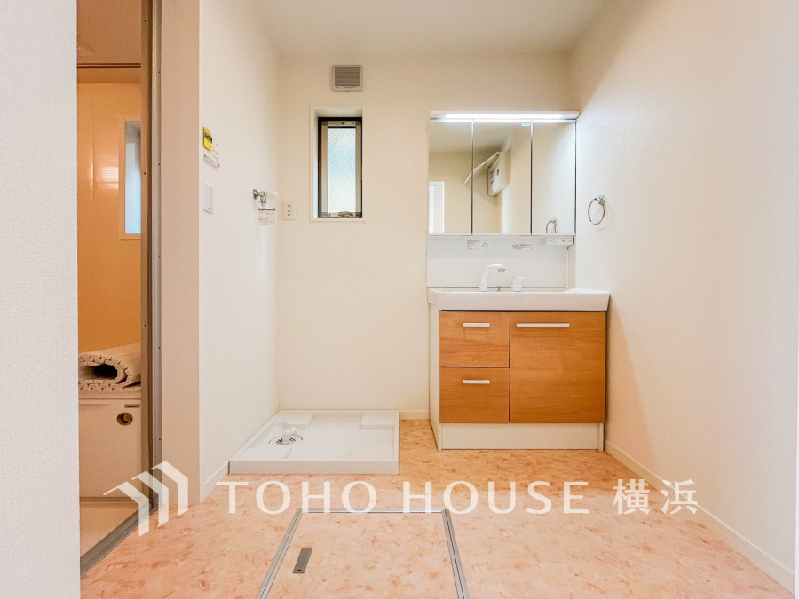 洗面台には三面鏡を採用。身だしなみを整えやすい事はもちろんですが、鏡の後ろに収納スペースを設ける事により、散らかりやすい洗面スペースをすっきりさせる事が出来るのも嬉しいですね。