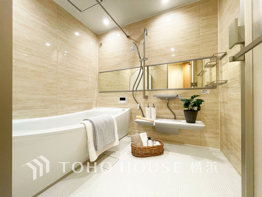 1日の疲れを取り心身を癒すことができる住まいの中のリラクゼーション空間、バスルーム。心からゆったりと寛いでいただけるよう、柔らかな色合いで仕上げています。