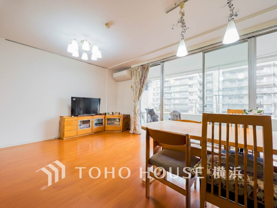 明るく開放的な空間が広がるLDK。室内には豊かな陽光が注ぎ込み、爽やかな住空間を演出。ホームパーティーでもゲストと一緒に料理を楽しみながら楽しい時間を過ごせそう。（AI加工しています）