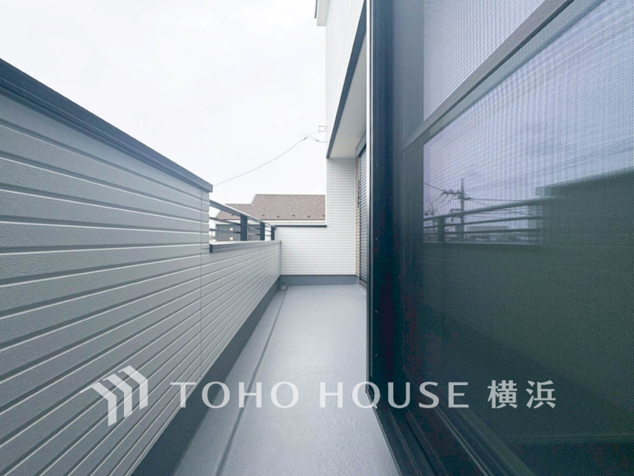 広々としたバルコニーは洗濯物干しやくつろぎのスペースに最適。周囲の視線を遮り、プライバシーも確保しています。