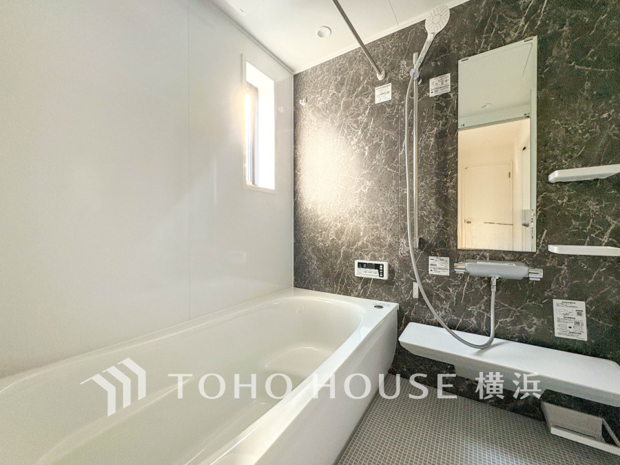 心地よいリラックスを叶える清潔感溢れる美しい空間。快適で機能的なバスルームです。
