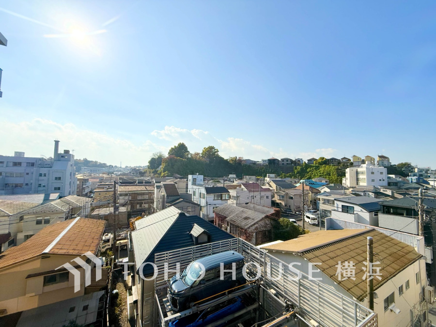 陽光あふれる開放的な眺望が魅力。穏やかな住宅街と緑豊かな丘が広がる、快適な住環境です。