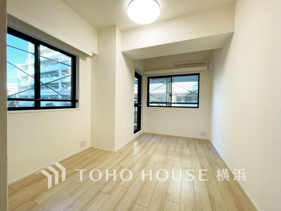 二面採光で明るく風通し良好な洋室。ナチュラルな木目フローリングが温かみを演出します。