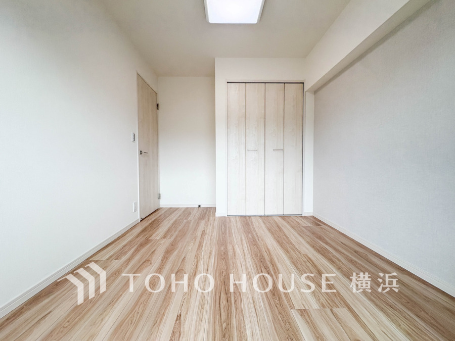 穏やかな風と陽光を導き、プライバシーに配慮された設計プランを採用し、居住性を一段と心地よいものにしています。明るく開放的な空間を演出しております。