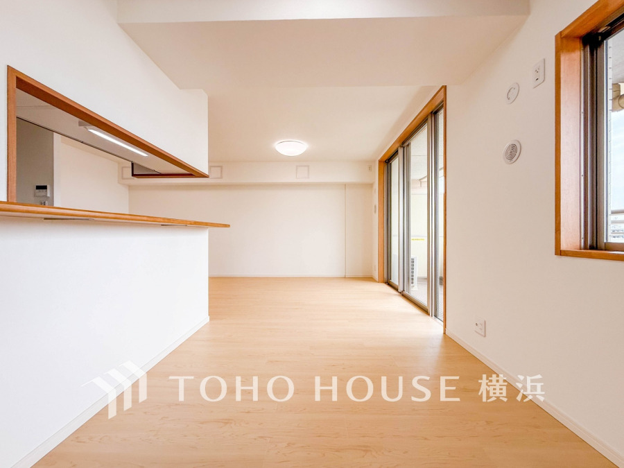 明るく開放的な空間が広がるLDK。室内には豊かな陽光が注ぎ込み、爽やかな住空間を演出。ホームパーティーでもゲストと一緒に料理を楽しみながら楽しい時間を過ごせそう。