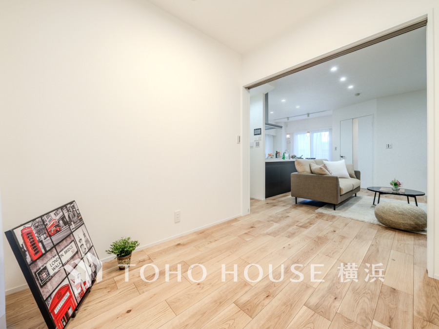 バルコニーに面した明るい洋室。扉を開放して隣接するリビングと一体化使用も可能です。
