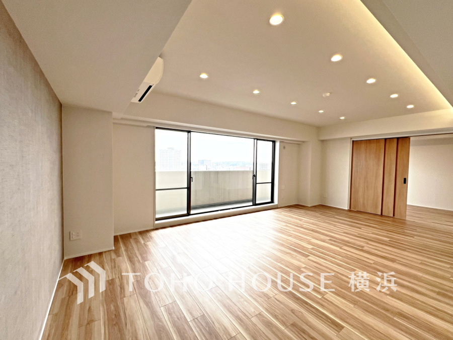 和やかで洗練された空間の演出。寛ぎとコミュニケーションを育む居心地のよい場所。やわらかな陽射しが降り注ぎ、室内に開放感と爽快感をもたらします。