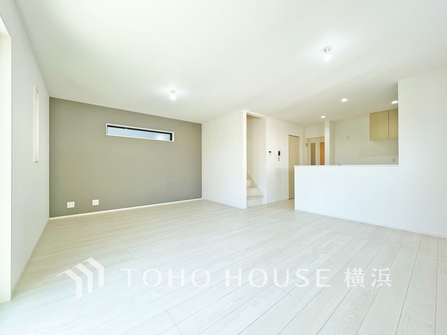 明るく開放的な空間が広がるLDK。室内には豊かな陽光が注ぎ込み、爽やかな住空間を演出。
