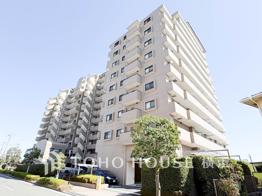 時代の流れに惑わされないシックなカラートーンで街並みに溶け込む外観は、主張し過ぎず、また平凡になり過ぎず絶妙なコントラストで輝きを放ちます。