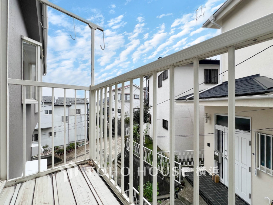 ずっと太陽を感じる事ができるのは、遮るものが視界に無いから。彼方に広がる風景が絵画のように広がります。