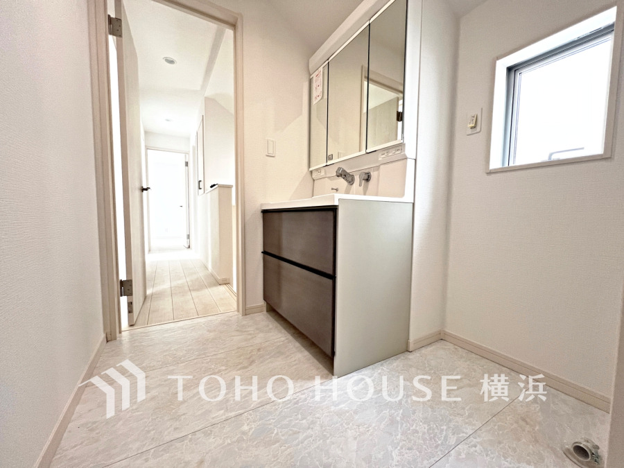 脱衣スペースを含む空間はゆとりの広さを設け、また洗面化粧台にも収納スペースを設ける事により、散らかりやすい洗面スペースをスッキリ保てます。