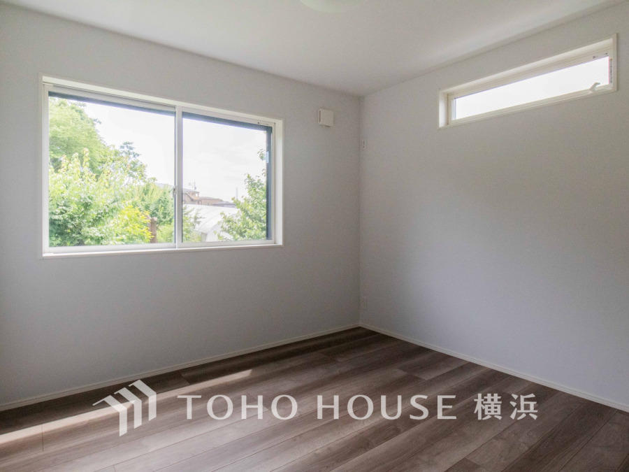 大きな窓からたっぷりと陽光が注がれる明るい空間。家族の成長に対応できる永住仕様の間取り。一日の疲れをいやしてくれる主寝室。時を忘れて過ごす場所として過ごせるお部屋
