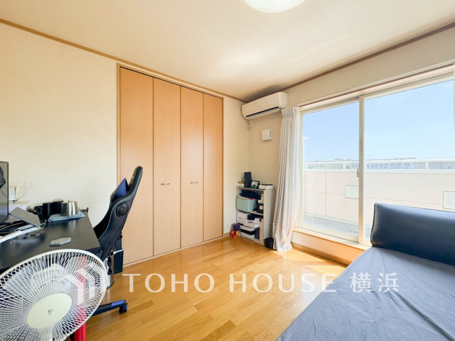 穏やかな風と陽光を導き、プライバシーに配慮された設計プランを採用し、居住性を一段と心地よいものにしています。明るく開放的な空間を演出しております。