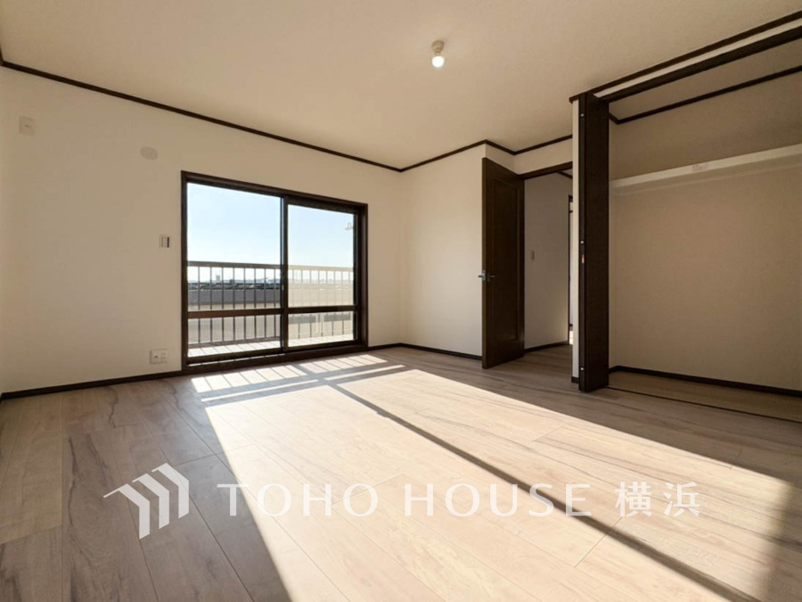 陽光が降り注ぐ明るい居室は、お子様の遊び場や書斎など、家族の成長に合わせて多目的に活用できます。収納も充実しており、すっきりとした暮らしが叶います。