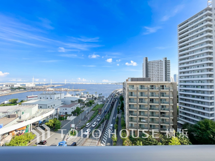 横浜の青い海と空を望める開放的な眺望が魅力です。