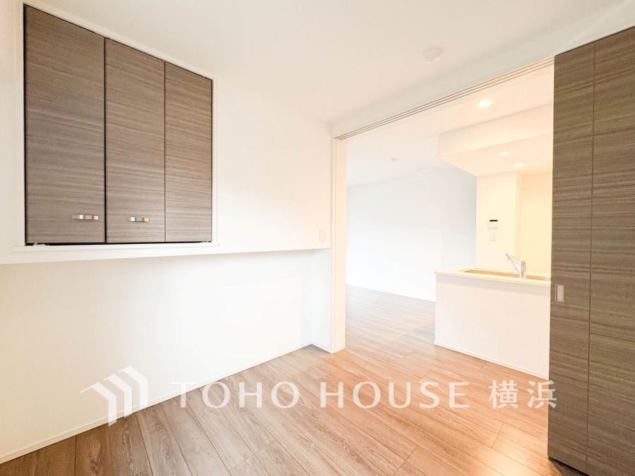 4.5帖の洋室。引き戸を開け放してLDK空間を共有しながら開放的に使うこともできます。
