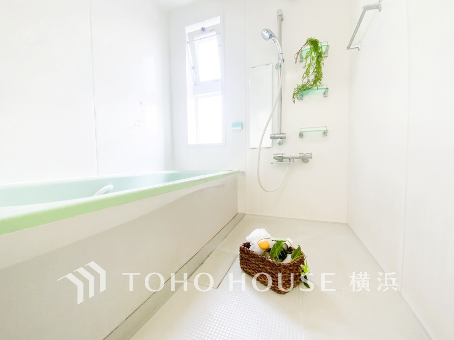 1日の疲れを癒すバスルームは、心地よいリラックスを叶える清潔感溢れる美しい空間です。心からゆったりと寛いでいただけるよう、ゆとりのスペースを確保してます。