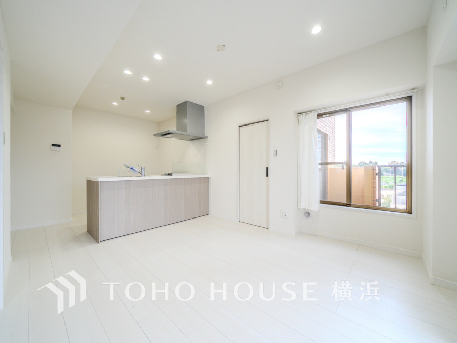 光と風があふれる開放的なリビングダイニングには自然と家族みんなが集まってきます。明るく穏やかな空気の中で飲んだり、食べたり、笑ったり。