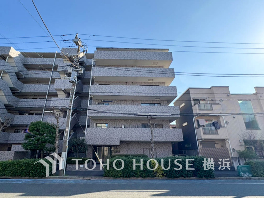 ふりそそぐ陽射しと開放的な空間形成。青空を背景に更なる美しさを醸す佇まい。暖かな陽光と爽やかな風がハーモニーを奏でる上質な空間を愉しむ暮らしがここにある。