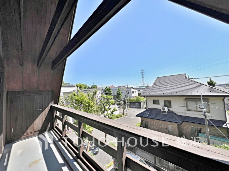 2部屋にまたがる広い南向きバルコニーは、暮らしの中での光と風を演出してくれています。見事なまでの開放的な空間をお楽しみください。