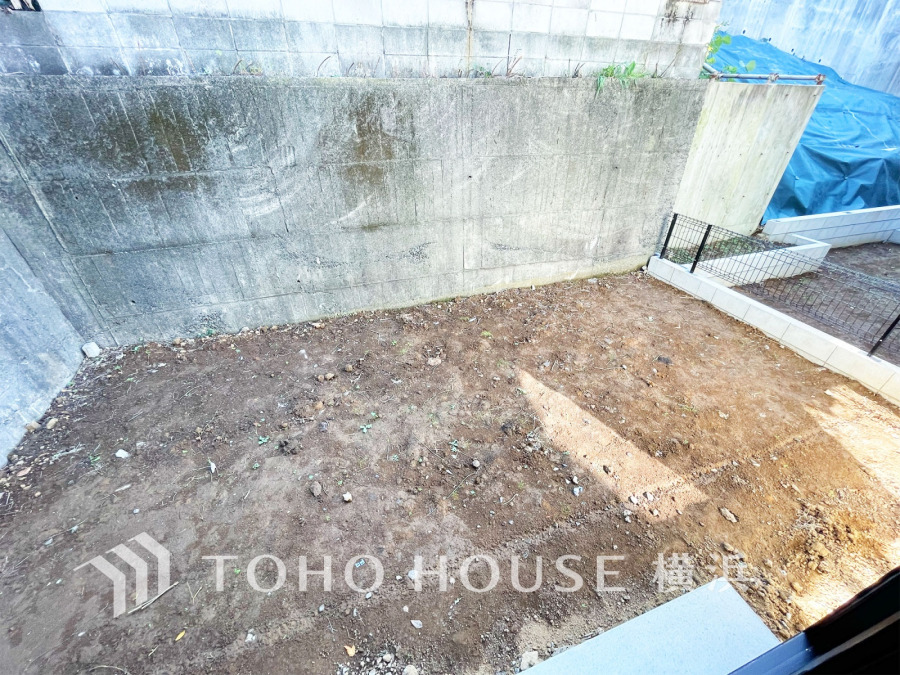 毎日の暮らしの中に癒しを与えてくれるお庭スペース。小さなお子様の遊び場にもちょうど良い空間です。ガーデニングで色とりどりの草花を綺麗に飾ればより一層華やかな空間になります。