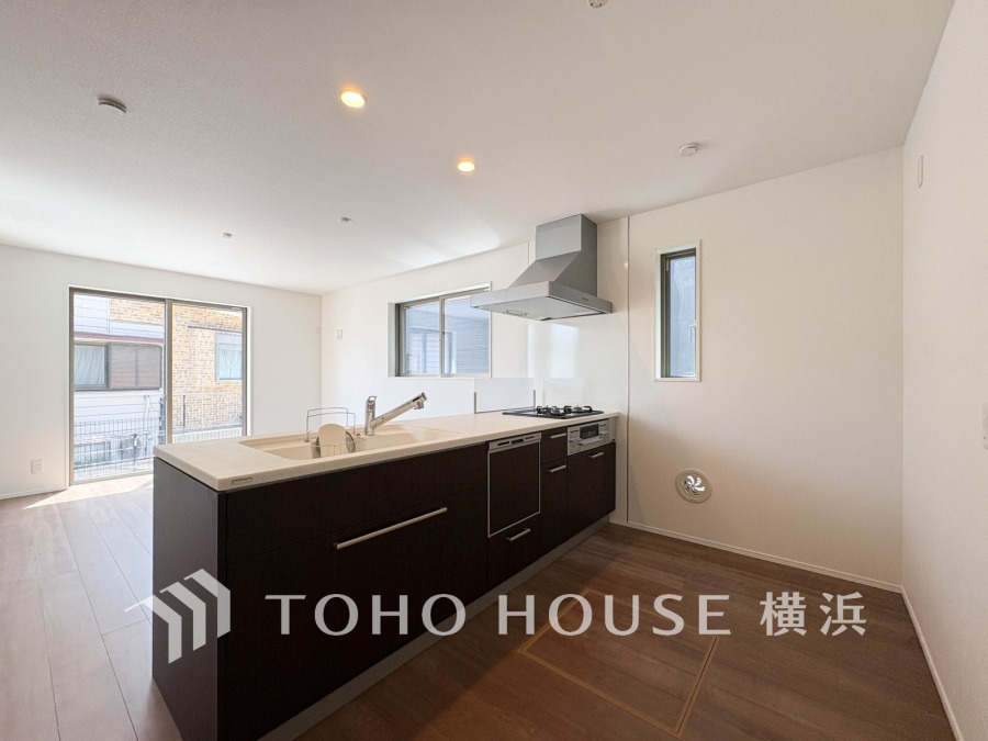 機能性とデザイン性を兼ね備えたシステムキッチン。リビングとの一体感も考慮され、美しい空間が実現。
